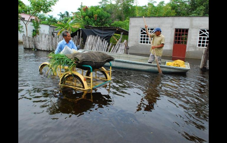 Los tabasqueños se movilizan por medio de barcas o lanchas debido a las grandes inundaciones en el Estado. EFE  /