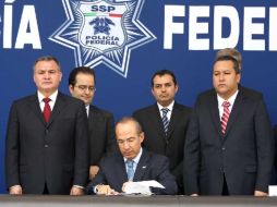 Luego de la ceremonia de condecoración de elementos policiales se procedió a la firma de la inciativa que será enviada al Congreso. NTX  /