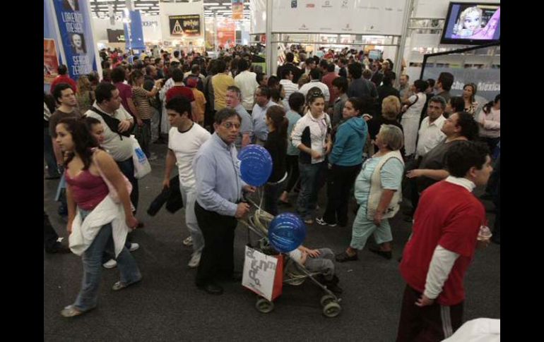 Aspecto de los pasillos de la Feria del Libro de Guadalajara en Expo Guadalajara. ARCHIVO  /