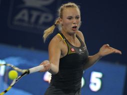 La tenista danesa Caroline Wozniacki devuelve una bola a la italiana Sara Errani. AFP  /