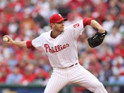 Roy Halladay hace historia al lanzar un juego sin hit ni carrera en los playoffs de Grandes Ligas. EFE  /