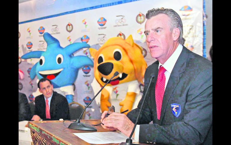 Carlos Andrade Garín, director del Comité Organizador de los Juegos Panamericanos 2011, anuncia al nuevo patrocinador. S.NÚÑEZ  /