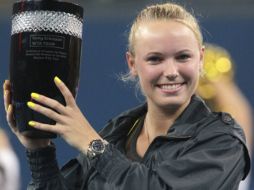 La danesa Caroline Wozniacki posa con su trofeo de número uno de la clasificación de la WTA. EFE  /