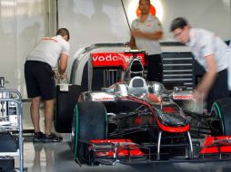 Mecánicos de McLaren Mercedes ponen a punto el monoplaza del piloto británico Lewis Hamilton, en el circuito de Suzuka, en Japón. EFE  /