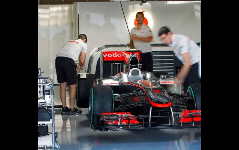 Mecánicos de McLaren Mercedes ponen a punto el monoplaza del piloto británico Lewis Hamilton, en el circuito de Suzuka, en Japón. EFE  /