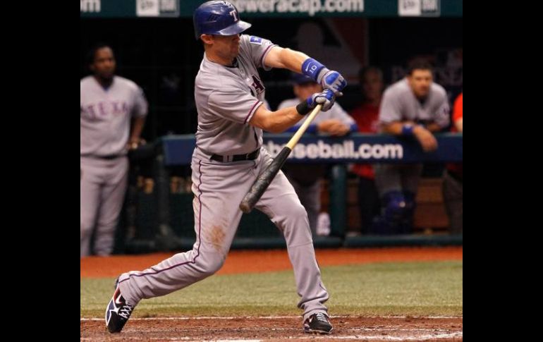 El jugador de los Rangers de Texas, Michael Young, anotó un jonrón en contra del equipo de Tampa Bay. REUTERS  /