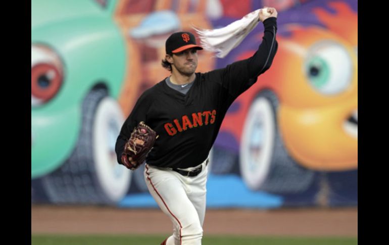 Barry Zito no podrá ver acción en la Serie Divisional ante los Bravos de Atlanta. AP  /