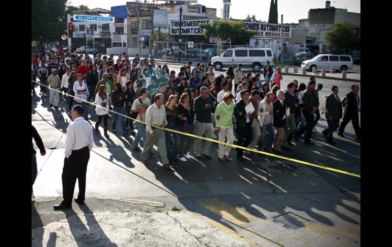 Aprox. 450 alumnos de la Preparatoria No. 5 marcharon ayer por Manuel Acuña rumbo a Casa Jalisco, demandaron más recursos. E. PACHECO  /