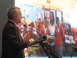 El gobernador Emilio González Márquez realiza una videoconferencia con alumnos de una Escuela Primaria en Juanacatlán. S. NÚÑEZ  /