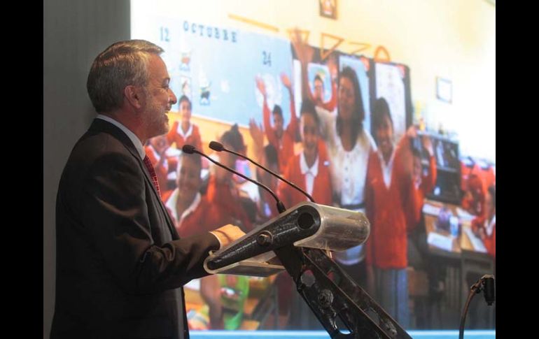 El gobernador Emilio González Márquez realiza una videoconferencia con alumnos de una Escuela Primaria en Juanacatlán. S. NÚÑEZ  /