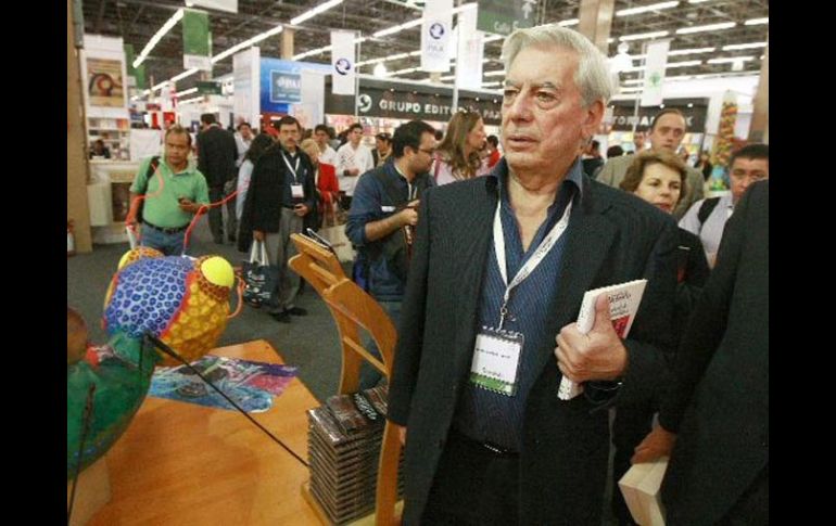 El año pasado el escritor disfrutó la feria y caminó por los pasillos de la Expo Guadalajara. A. CAMACHO  /