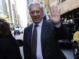 Mario Vargas Llosa saluda antes de tomar un taxi para trasladarse a la rueda de prensa que ofreció ayer en Nueva York. REUTERS  /