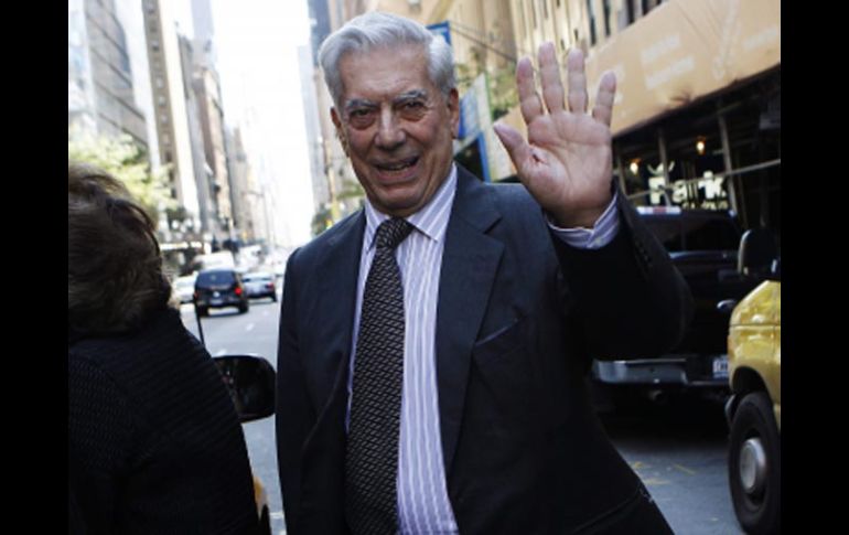 Mario Vargas Llosa saluda antes de tomar un taxi para trasladarse a la rueda de prensa que ofreció ayer en Nueva York. REUTERS  /