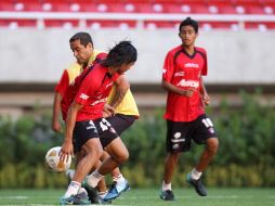 Osorno (casaca amarilla) intenta burlar a un contrario durante la práctica de ayer realizada en el Estadio Jalisco. MEXSPORT  /