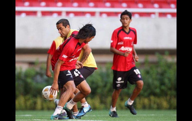 Osorno (casaca amarilla) intenta burlar a un contrario durante la práctica de ayer realizada en el Estadio Jalisco. MEXSPORT  /