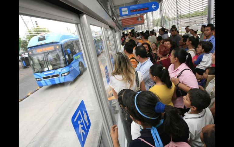 El transporte denominado comúnmente BRT combina bondades del Tren Ligero y males del camión en Guadalajara. A. GARCÍA  /