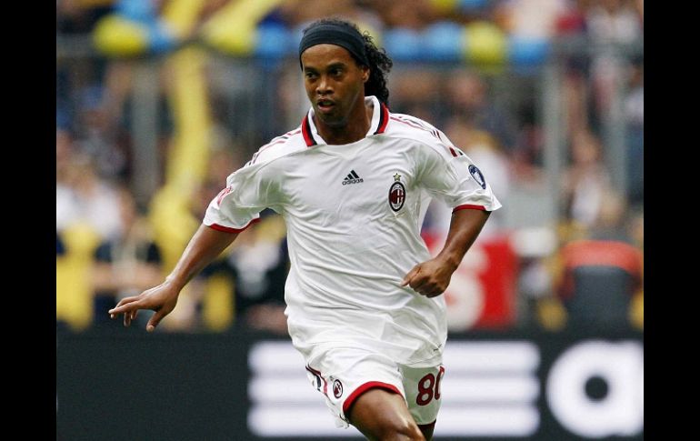 El jugador brasileño Ronaldinho Gaucho en un partido con el Milán. MEXSPORT  /