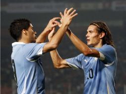 Los jugadores Luis Suárez y Sebastián Eguren (der) fueron los héroes del encuentro. AP  /