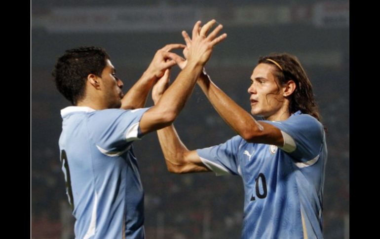 Los jugadores Luis Suárez y Sebastián Eguren (der) fueron los héroes del encuentro. AP  /