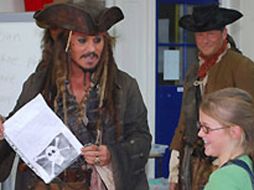 Disfrazado del Capitán Jack Sparrow llegó a la escuela. AP  /