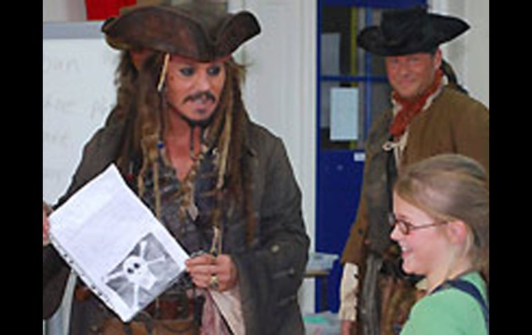 Disfrazado del Capitán Jack Sparrow llegó a la escuela. AP  /