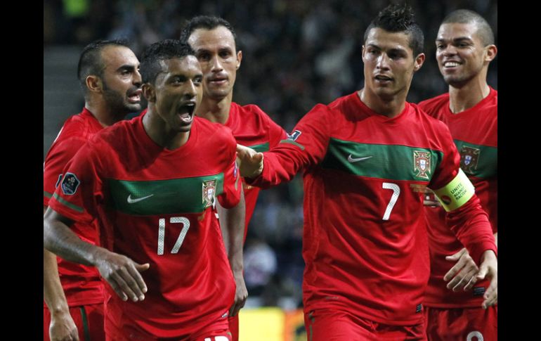 La selección de portugal celebra su triunfo. AP  /