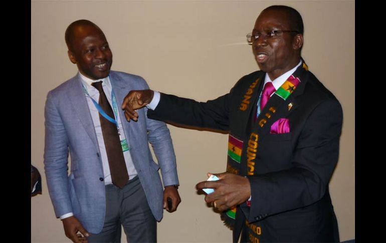 Abrahima Sanou (derecha), candidato de Burkina Faso, vencedor del mexicano Héctor Olavarría. S. MALDONADO  /