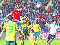 El delantero español Fernando Llorente (19) cabecea para vencer al arquero turco, en el juego por el Grupo I. EFE  /