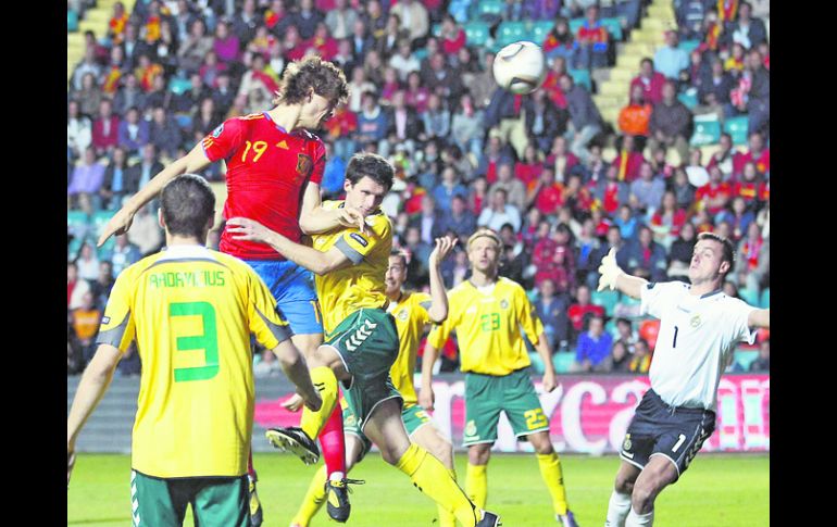 El delantero español Fernando Llorente (19) cabecea para vencer al arquero turco, en el juego por el Grupo I. EFE  /