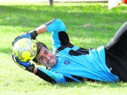 El portero Pedro Hernández ataja un balón durante la práctica del Atlas. MEXSPORT  /