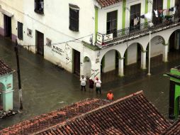 A más de tres semanas del paso del huracán ''Karl'', el nivel del agua comienza a bajar en Veracruz. EL UNIVERSAL  /