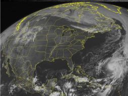 Esta imagen del satélite NOAA muestra una masa de nubes al este de las Bahamas asociadas con el huracán Otto. AP  /