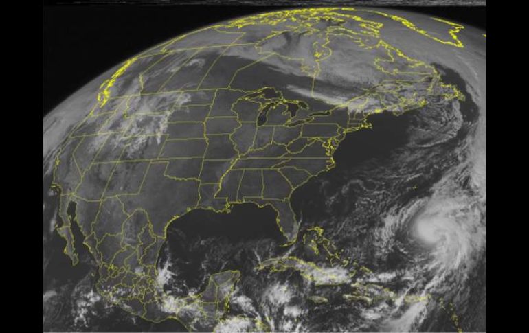 Esta imagen del satélite NOAA muestra una masa de nubes al este de las Bahamas asociadas con el huracán Otto. AP  /