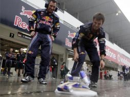 Miembros de la escudería Red Bull optaron por divertirse haciendo flotar pequeños barcos. AP  /