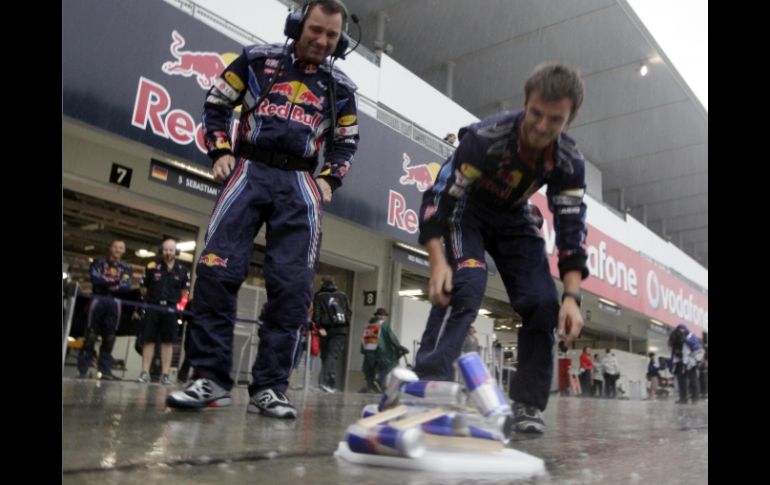 Miembros de la escudería Red Bull optaron por divertirse haciendo flotar pequeños barcos. AP  /