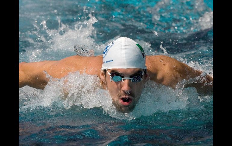 El nadador estadounidense Michael Phelps realiza una exhibición  durante el Festival Olímpico del Bicentenario. EFE  /