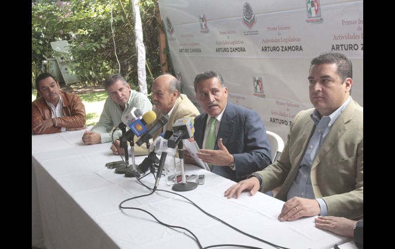 Durante su informe de actividades, Arturo Zamora explicó que diputados gestionarán mayores recursos federales para UdeG. S. NÚÑEZ  /