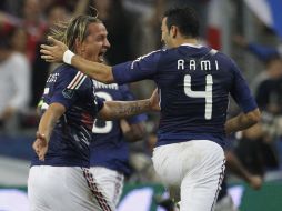 Adil Rami (der) y Philippe Mexes (izq) celebran el primer tanto del equipo frances. EFE  /