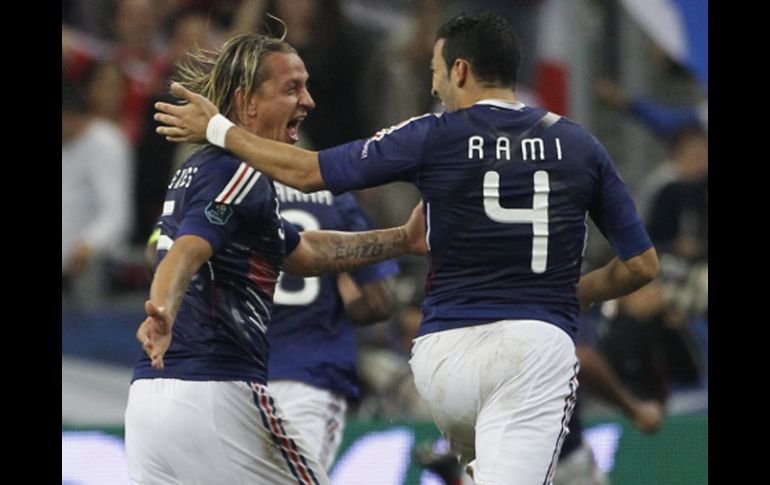 Adil Rami (der) y Philippe Mexes (izq) celebran el primer tanto del equipo frances. EFE  /