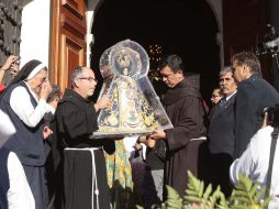 Miles de fieles recibieron a la Virgen de Zapopan en las puertas de la Catedral. E. PACHECO  /