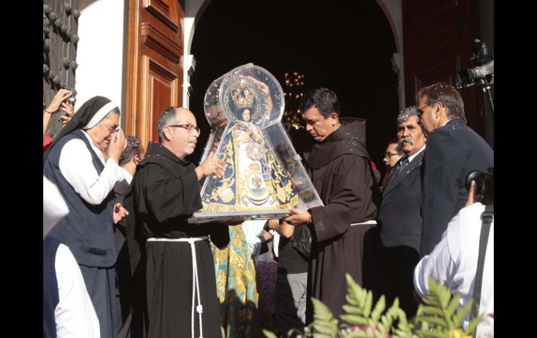 Miles de fieles recibieron a la Virgen de Zapopan en las puertas de la Catedral. E. PACHECO  /