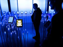 Visitantes en el Centro Nobel de la Paz en Oslo ven un retrato de Liu Xiaobo, galardonado del Premio Nobel en 2010. AP  /