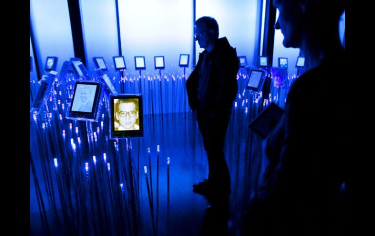 Visitantes en el Centro Nobel de la Paz en Oslo ven un retrato de Liu Xiaobo, galardonado del Premio Nobel en 2010. AP  /