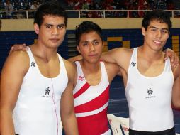 Los gimnastas jaliscienses César Prieto (izq.) y Héctor González (der.) con paso firme en la clase II varonil. ESPECIAL  /