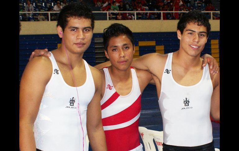 Los gimnastas jaliscienses César Prieto (izq.) y Héctor González (der.) con paso firme en la clase II varonil. ESPECIAL  /