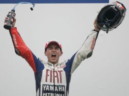 El piloto español festejando su triunfo al convertirse en el campeón del mundo de Moto GP. REUTERS  /