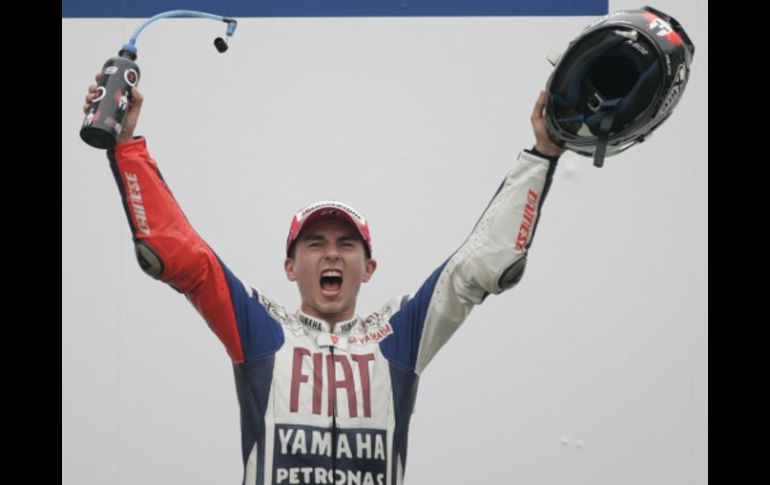 El piloto español festejando su triunfo al convertirse en el campeón del mundo de Moto GP. REUTERS  /