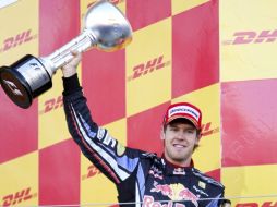 El piloto alemán de fórmula uno Sebastian Vettel de Red Bull celebra su victoria en el podio tras ganar en Japón. EFE  /