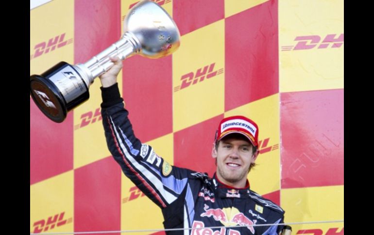 El piloto alemán de fórmula uno Sebastian Vettel de Red Bull celebra su victoria en el podio tras ganar en Japón. EFE  /