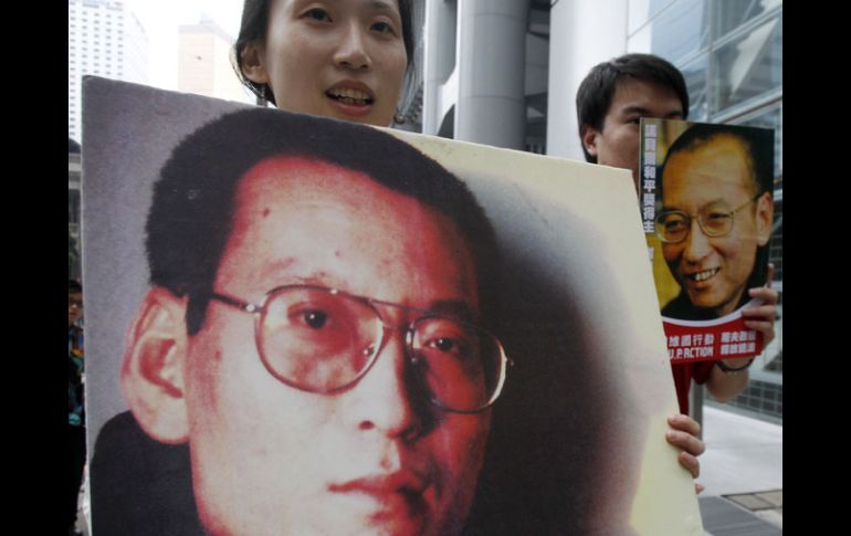 Una china sostiene la imagen del disidente y crítico literario Liu Xiaobo, a quien se otorgó el Premio Nobel de la Paz. REUTERS  /